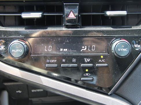 Used 2022 Toyota Camry SE w/ Cold Weather Package FWD image 32