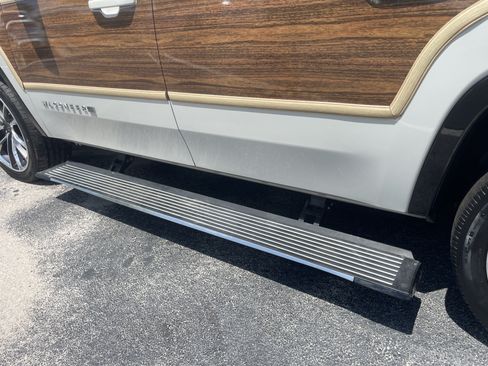 Used 2022 Jeep Wagoneer Series III w/ Premium Group I AWD/4WD image 37
