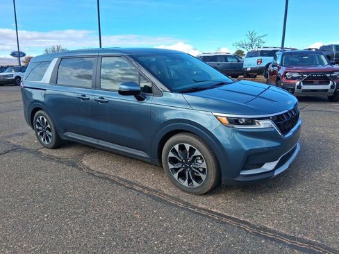 Used 2024 Kia Carnival EX image 7