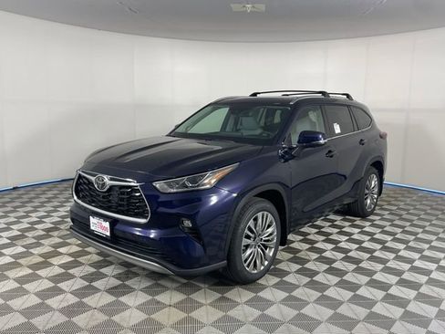New 2026 Toyota Highlander Platinum AWD/4WD image 1