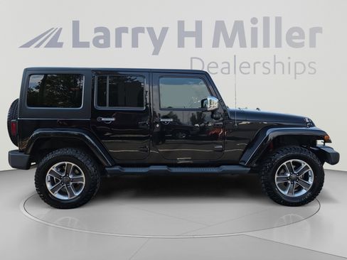 Used 2014 Jeep Wrangler Unlimited Sahara w/ Dual Top Group AWD/4WD image 6