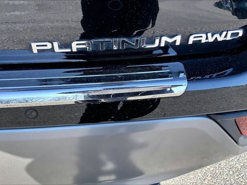 Used 2023 Toyota Highlander Platinum image 10