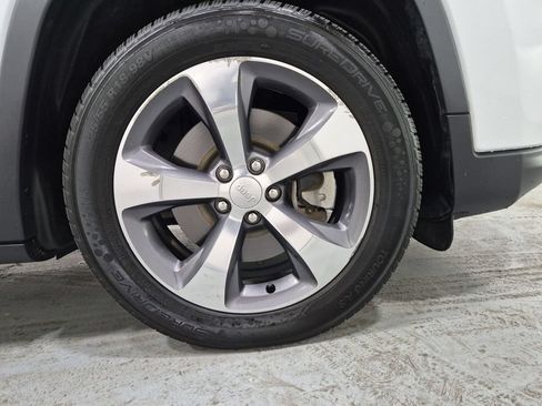 Used 2019 Jeep Cherokee Limited FWD image 21
