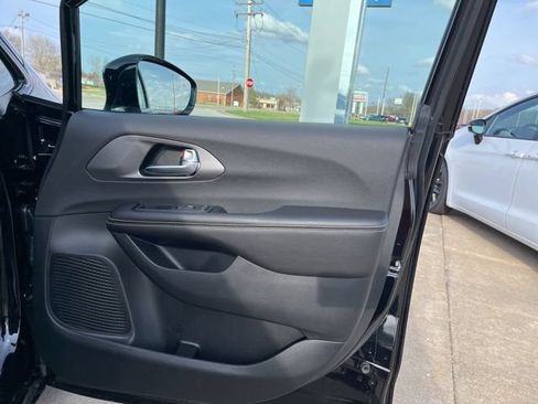 New 2026 Chrysler Pacifica Select w/ S Appearance Package FWD image 17