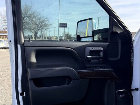 Used 2016 GMC Sierra 2500 SLT w/ Duramax Plus Package image 9