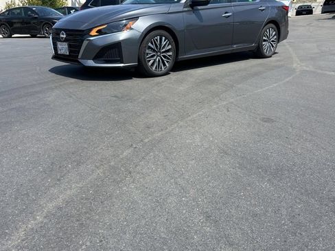 Used 2025 Nissan Altima 2.5 SV FWD image 1