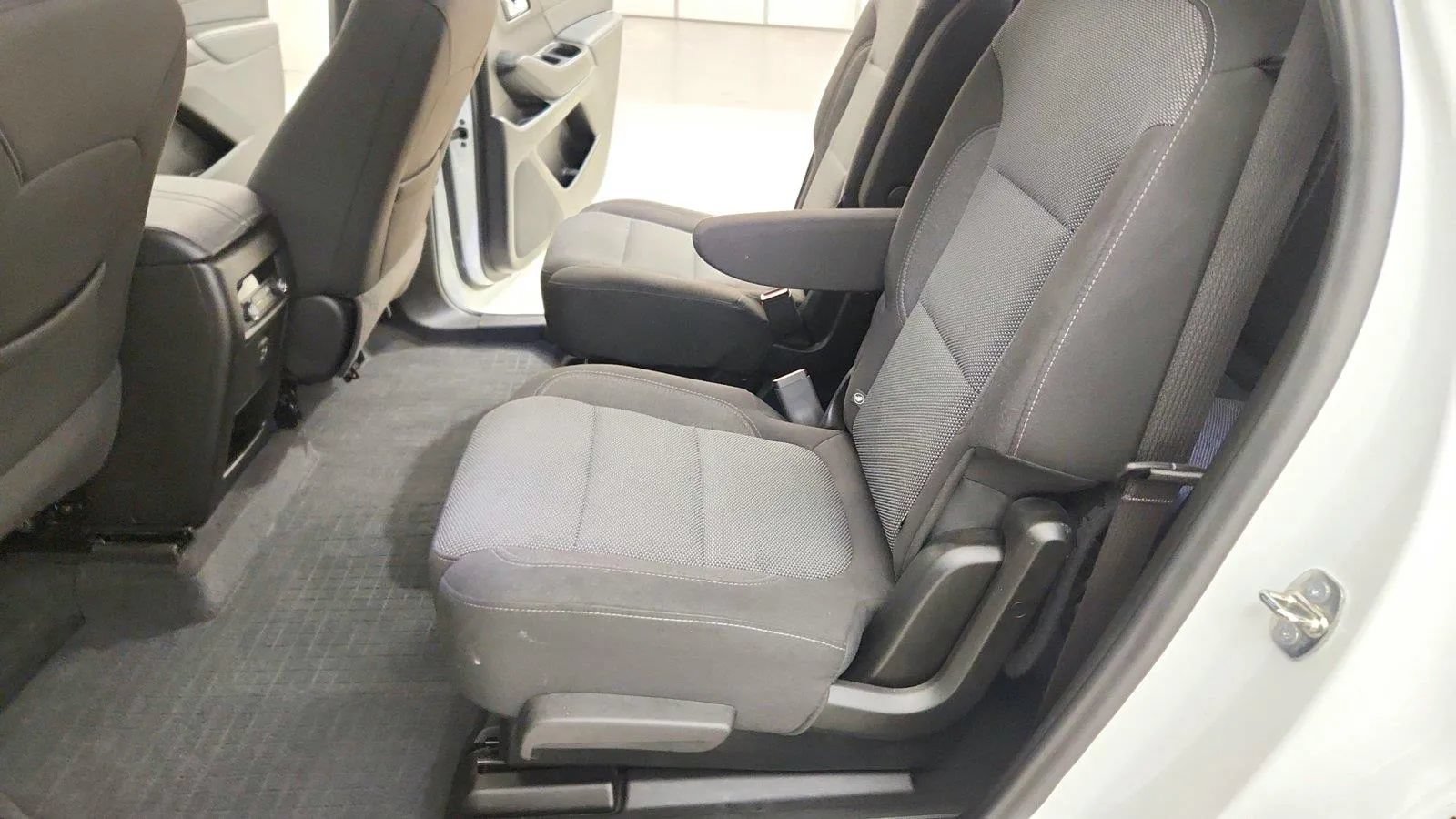 Used 2023 Chevrolet Traverse LT FWD image 24