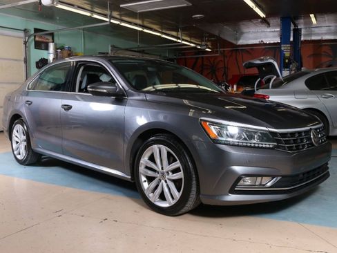 Used 2018 Volkswagen Passat 2.0T SE FWD image 1