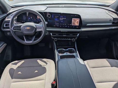 Used 2025 Chevrolet Traverse LT image 17