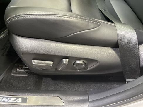 Used 2024 Toyota Venza XLE image 12