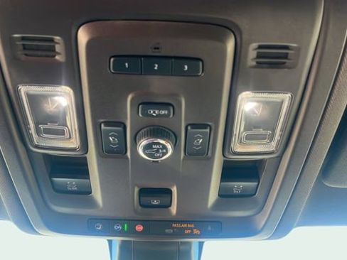 Used 2021 Chevrolet Suburban Z71 w/ Luxury Package image 25