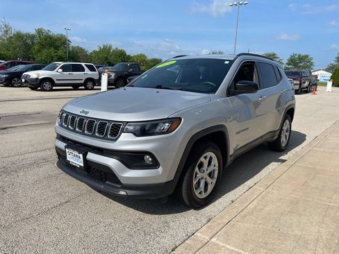 Used 2024 Jeep Compass Latitude AWD/4WD image 2