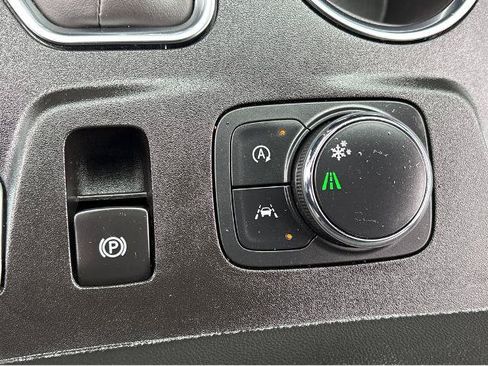 Used 2023 Chevrolet Traverse LT FWD image 29