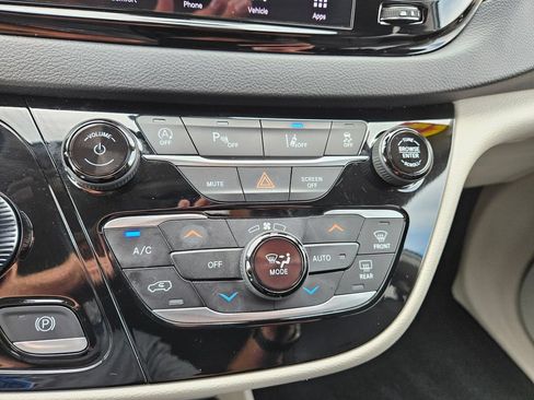 Used 2023 Chrysler Pacifica Touring-L FWD image 29