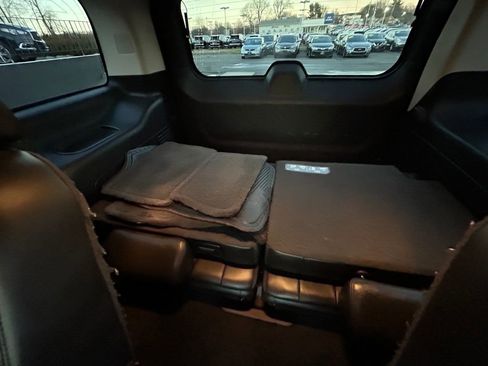 Used 2014 Cadillac Escalade Luxury image 21