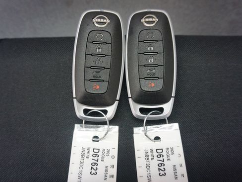 Used 2025 Nissan Rogue Platinum FWD image 17