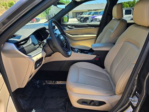 Used 2025 Jeep Grand Cherokee Limited AWD/4WD image 4