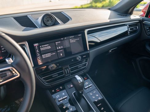 Certified 2022 Porsche Macan AWD/4WD image 16