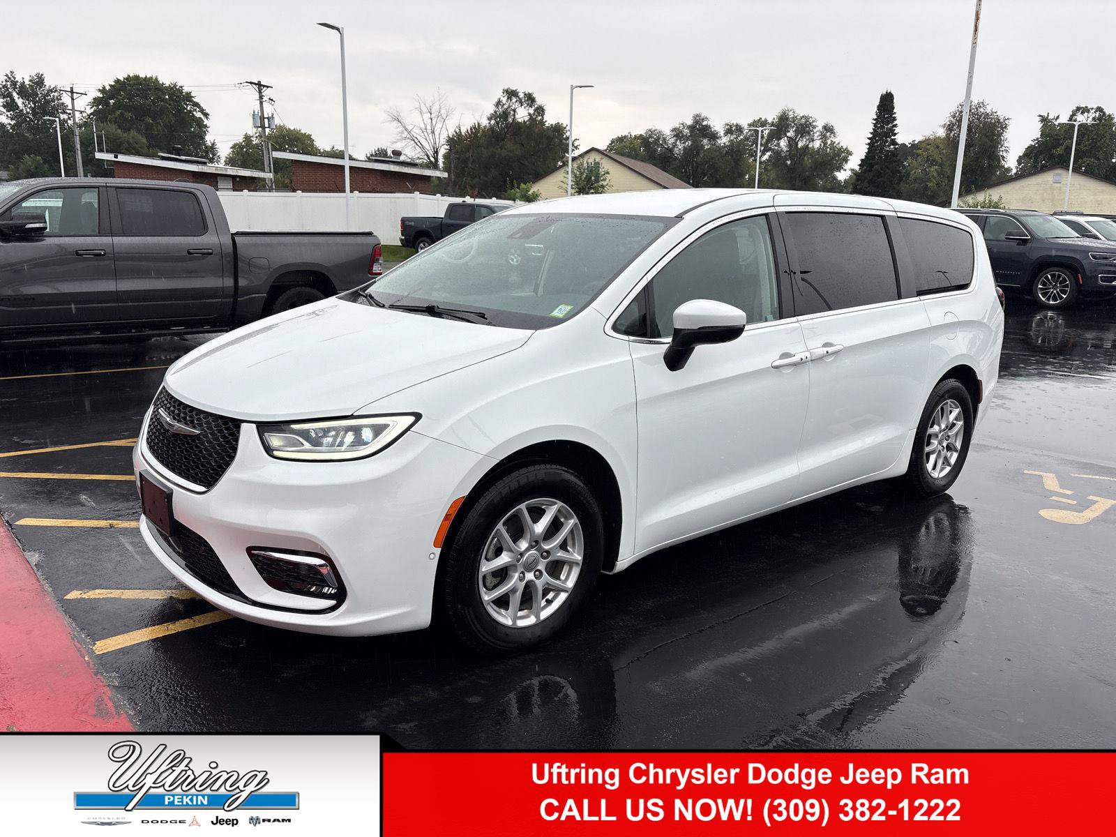 Used 2023 Chrysler Pacifica Touring-L FWD image 1