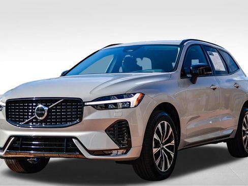 Used 2025 Volvo XC60 B5 Core AWD/4WD image 3