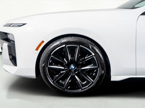 Used 2025 BMW 740i w/ Premium Package image 18