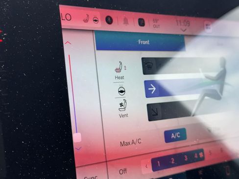 Used 2023 Jeep Wagoneer L Series III w/ Preferred Equipment Group image 19