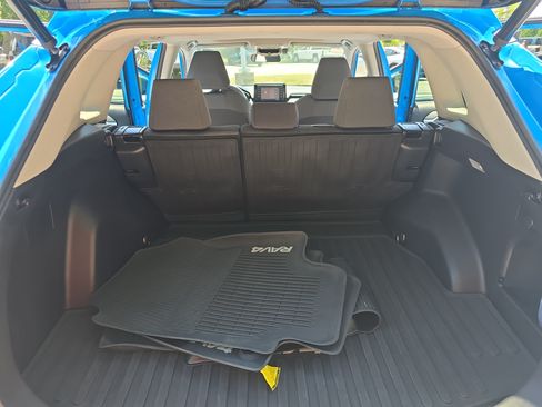 Used 2021 Toyota RAV4 XLE w/ Convenience Package AWD/4WD image 13