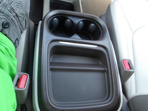 Used 2017 Chrysler Pacifica Touring-L image 18