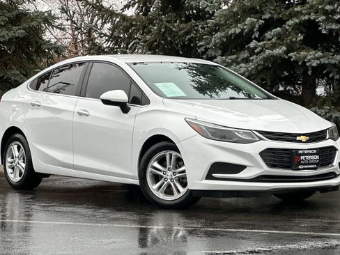 Used 2017 Chevrolet Cruze LT image 2