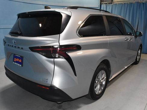 Used 2024 Toyota Sienna XLE FWD image 25
