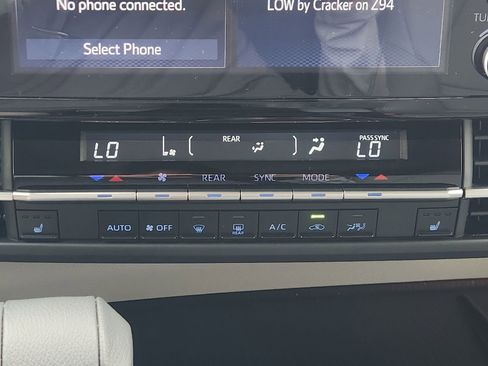 Used 2023 Toyota Sienna XLE FWD image 22