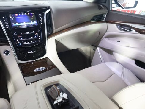 Used 2017 Cadillac Escalade ESV Premium Luxury AWD/4WD image 31