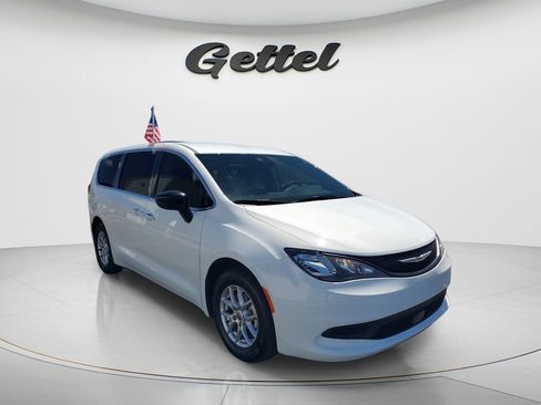 Used 2024 Chrysler Voyager LX image 2