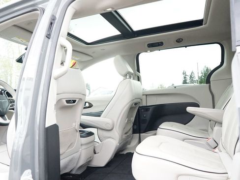 Used 2021 Chrysler Pacifica Limited w/ Premium & Safety Sphere Group AWD/4WD image 19