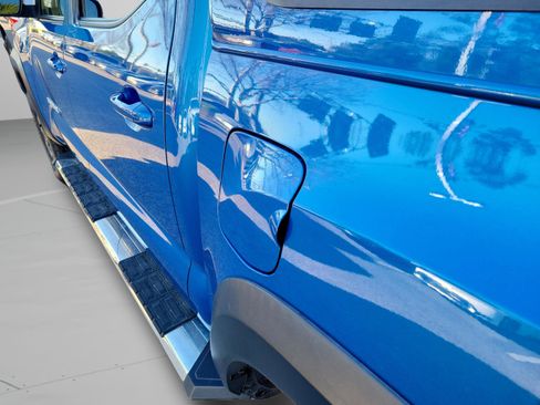 Used 2017 Toyota Tacoma TRD Off-Road w/ Premium & Technology Package image 15