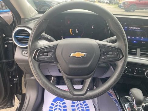 Used 2025 Chevrolet Trax LT FWD image 13