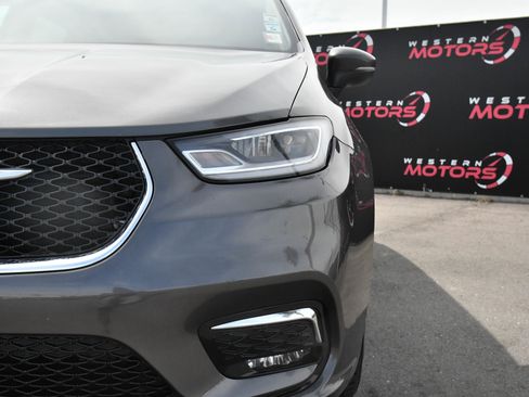 Used 2023 Chrysler Pacifica Touring-L image 11
