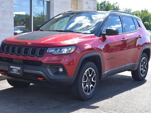 Used 2025 Jeep Compass Trailhawk AWD/4WD image 12