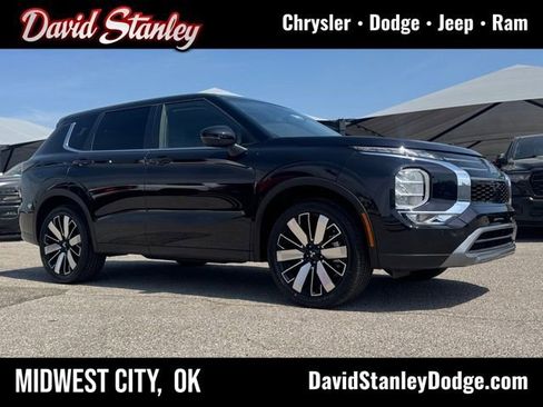 Used 2025 Mitsubishi Outlander SE image 1