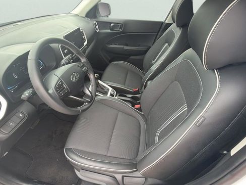 Used 2024 Hyundai Venue Limited FWD image 15