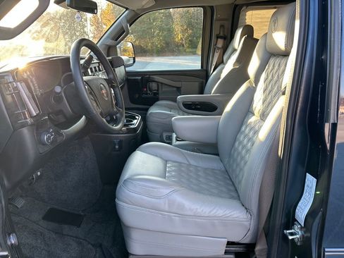Used 2025 GMC Savana 2500 Extended w/ Driver Convenience Package image 10