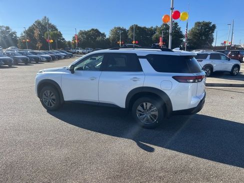 New 2025 Nissan Pathfinder SV image 4