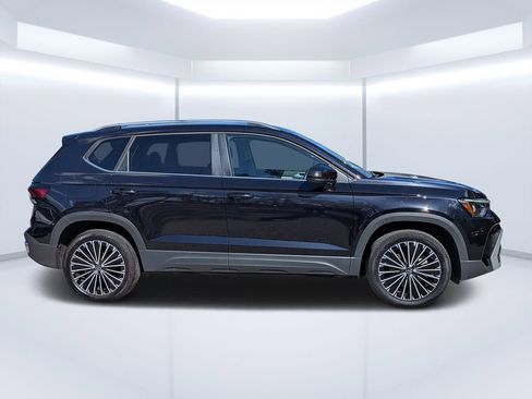 Used 2025 Volkswagen Taos SE FWD image 2