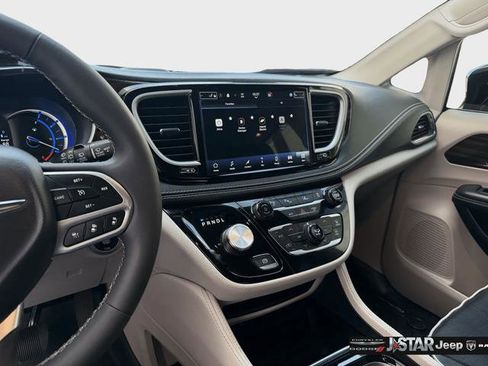 Used 2023 Chrysler Pacifica Limited FWD image 18