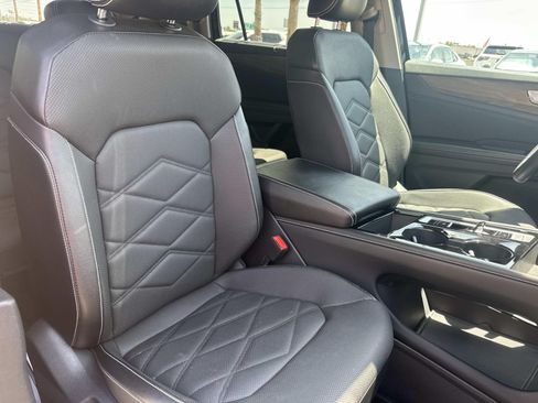 Used 2024 Volkswagen Atlas SE AWD/4WD image 12