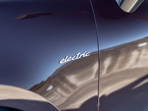 Certified 2024 Porsche Macan Turbo Electric AWD/4WD image 19