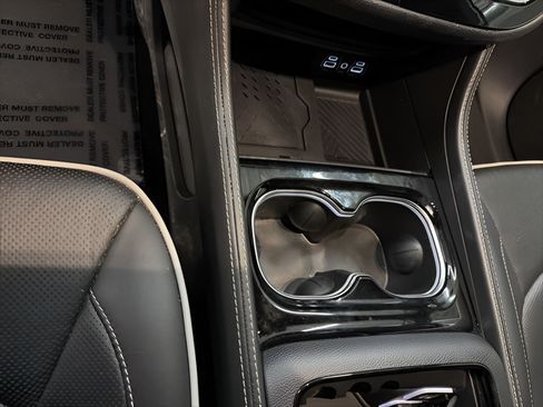 Used 2025 Chrysler Pacifica Limited FWD image 19