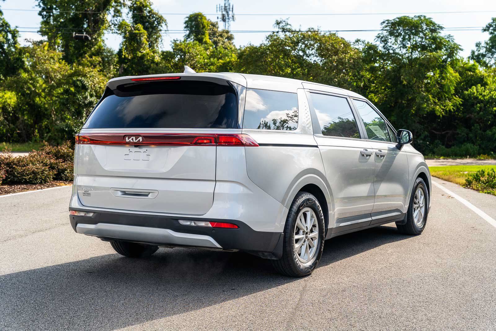 Used 2023 Kia Carnival LX FWD image 7