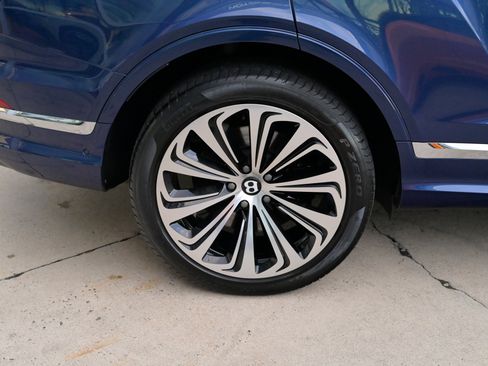 Used 2023 Bentley Bentayga image 11