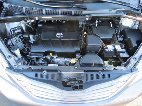 Used 2011 Toyota Sienna XLE image 46